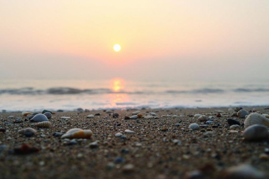 Soleil doré se reflétant sur la plage de galets