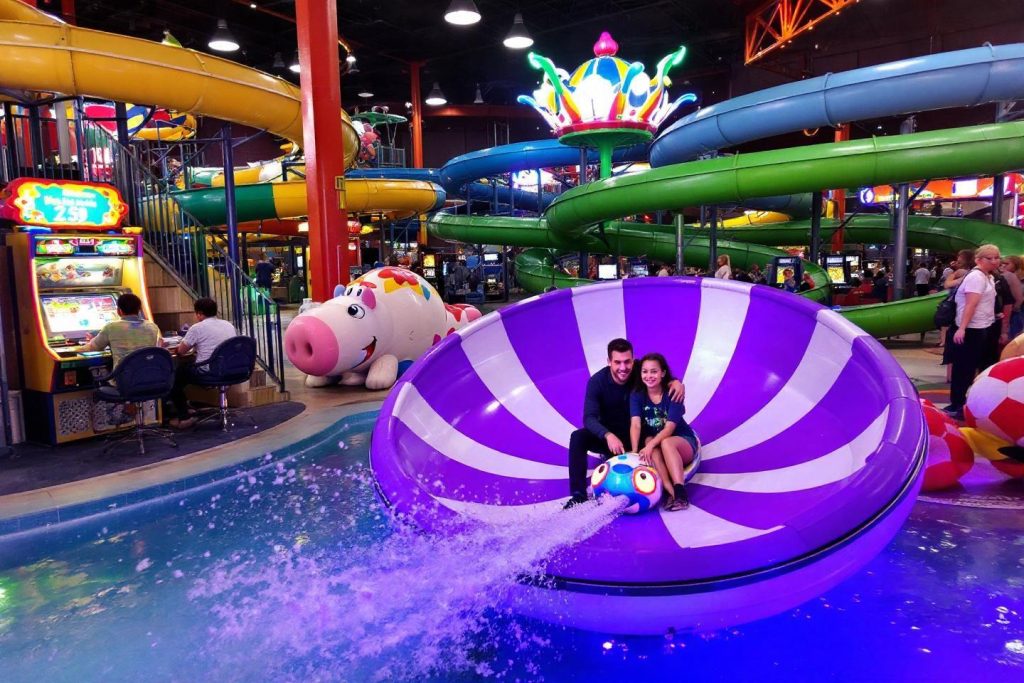 Grande attraction aquatique violette avec toboggans multicolores