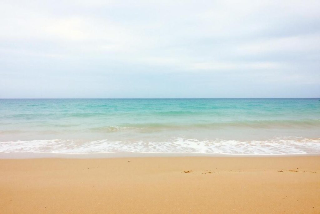 Cette plage quasi déserte de Vendée, à l’eau cristalline, donne l’impression d’être en Méditerranée