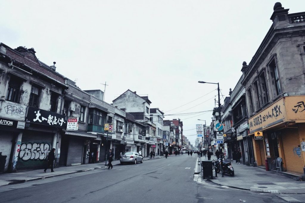 Rue japonaise avec bâtiments anciens et commerces fermés