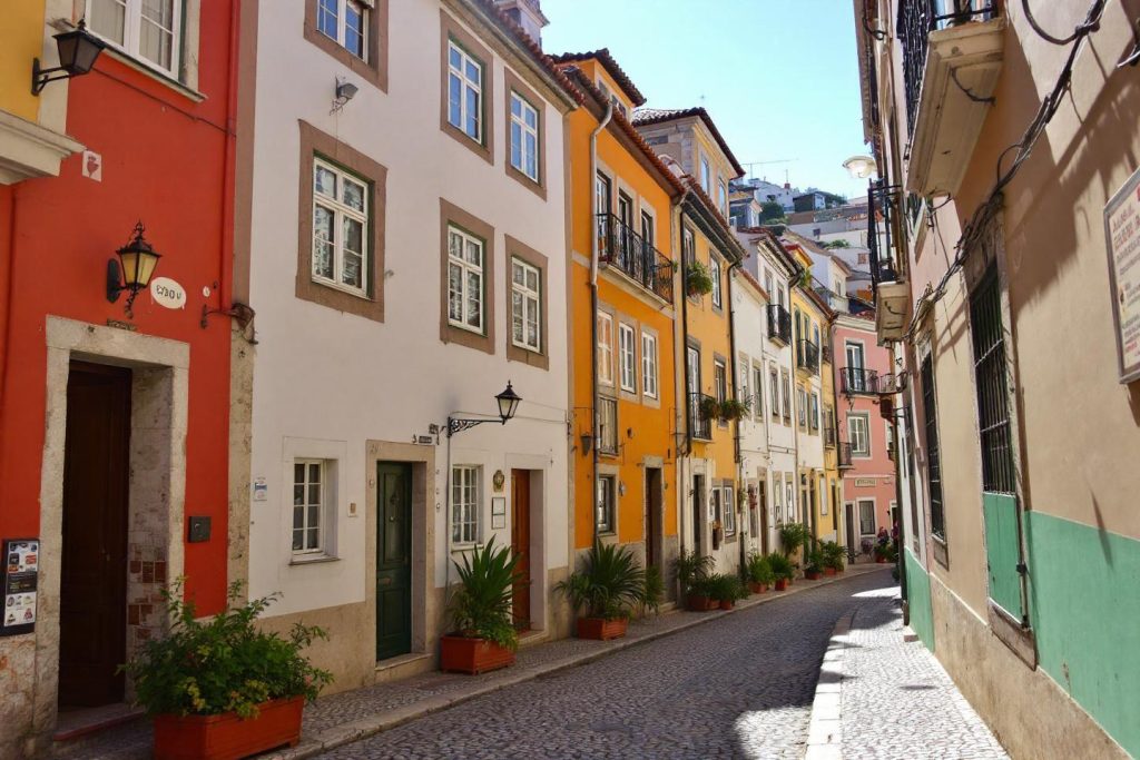 Rue étroite avec maisons colorées et plantes en pot
