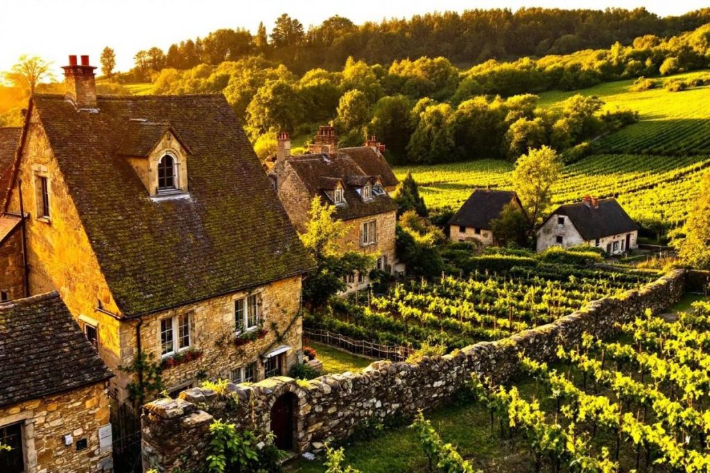 Plus cinématographique que Vézelay, plus serein que Noyers : ce village bourguignon fascine les visiteurs