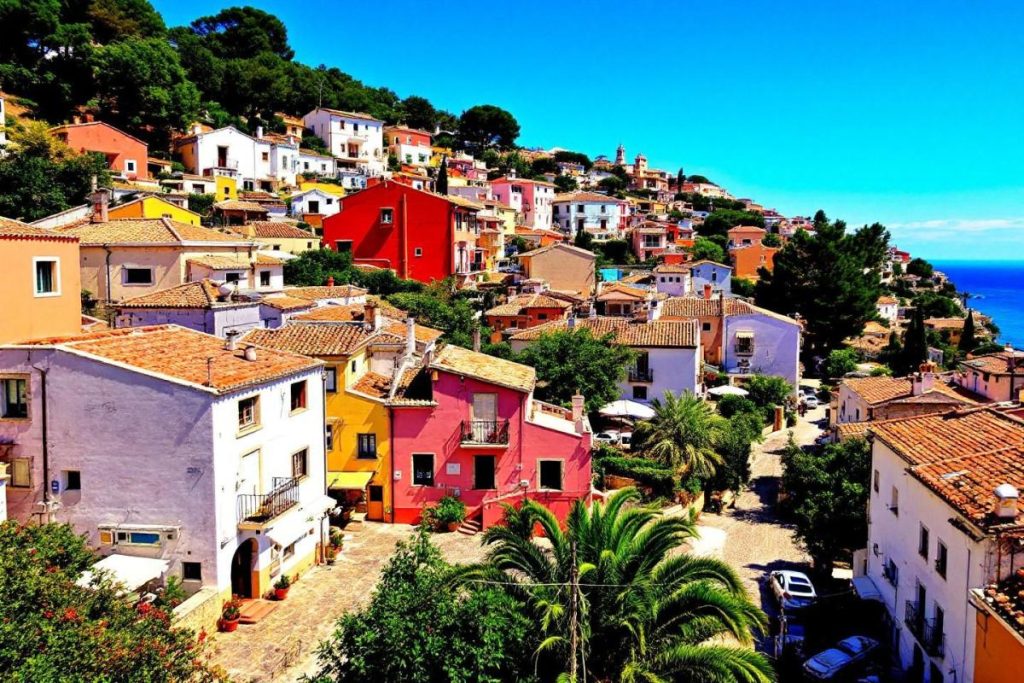 Plus secret que Collioure, plus coloré que Banyuls : ce village catalan s’impose comme un joyau méditerranéen