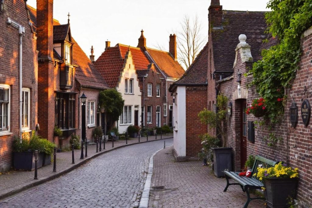Plus raffiné que Cassel, plus traditionnel que Bergues : ce village flamand charme dès le premier pas