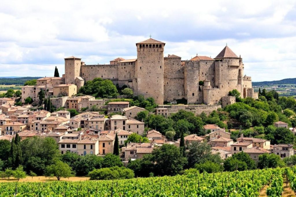 Enroulé autour de sa citadelle, ce village languedocien donne l’impression d’un livre d’histoire ouvert