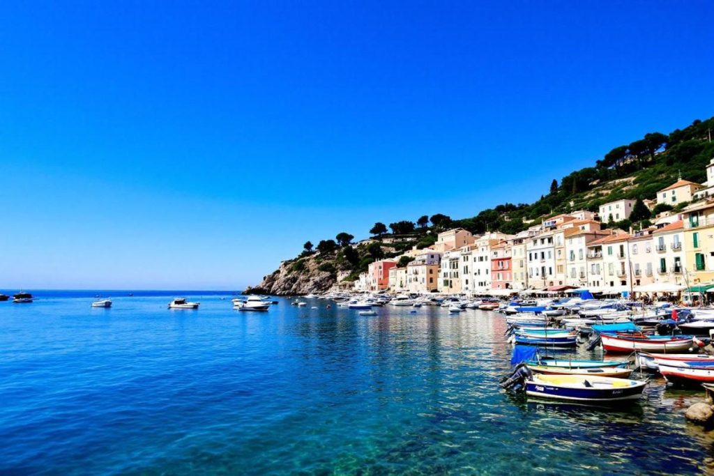 À moins d’1 h de Nice, ce petit village maritime séduit par son authenticité et son calme