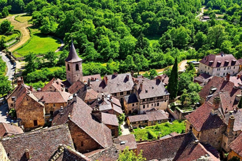 Dominant les gorges, ce village bourguignon semble tout droit tiré d’un manuscrit médiéval