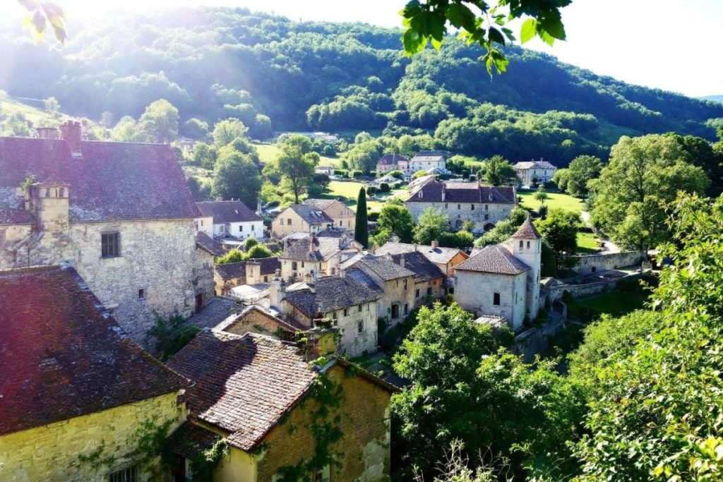 Blotti dans les collines, ce village du Périgord semble sorti d’un décor de légende