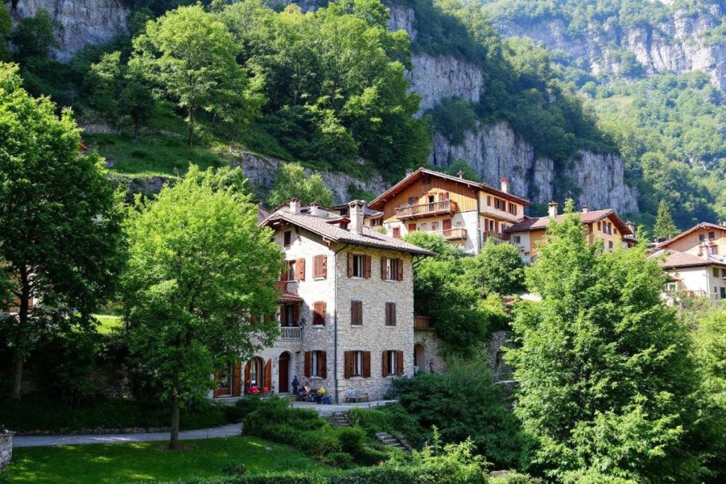 On l’appelle “le joyau du Vercors” : ce village perché est une merveille de pierre et de nature