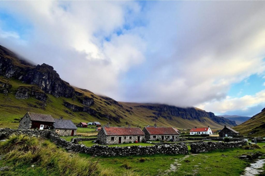 Perché sur une falaise vertigineuse, ce village du Tarn semble suspendu entre ciel et terre