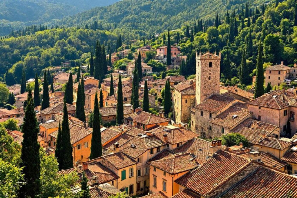 Construit à flanc de montagne, ce village provençal donne l’impression d’un voyage au Moyen Âge