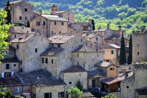 Accroché à la montagne, ce village provençal semble tout droit sorti d’un conte médiéval