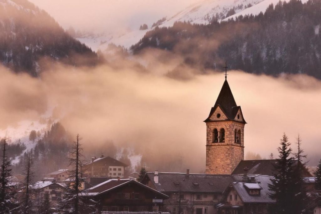 Serré autour de son clocher, ce village savoyard pourrait servir de décor à un conte ancestral