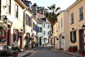 Moins connue que Montpellier, cette ville du Sud attire ceux qui cherchent le calme et le soleil