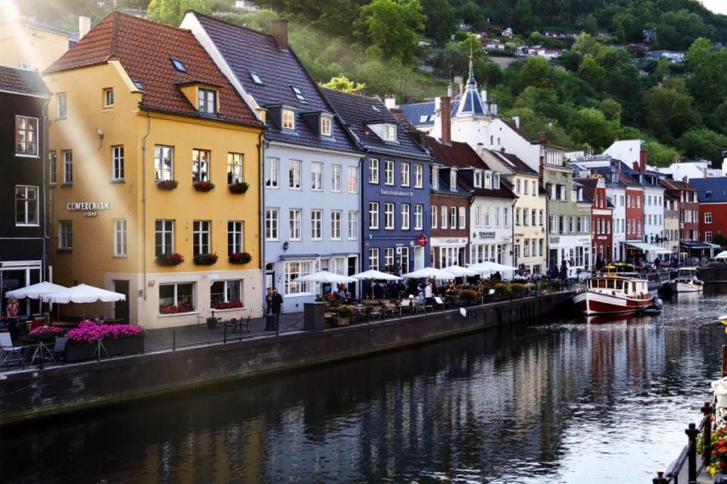 Moins connue qu’Annecy, mais tout aussi spectaculaire : cette ville au bord de l’eau est une vraie révélation