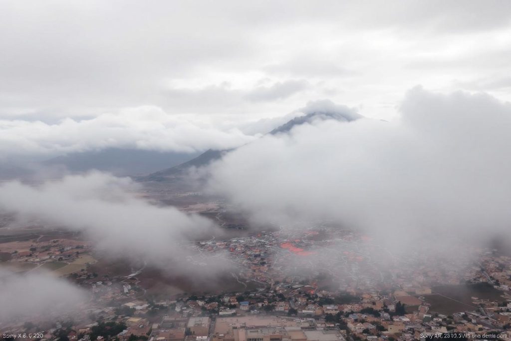 Paysage urbain brumeux avec montagne en arrière-plan