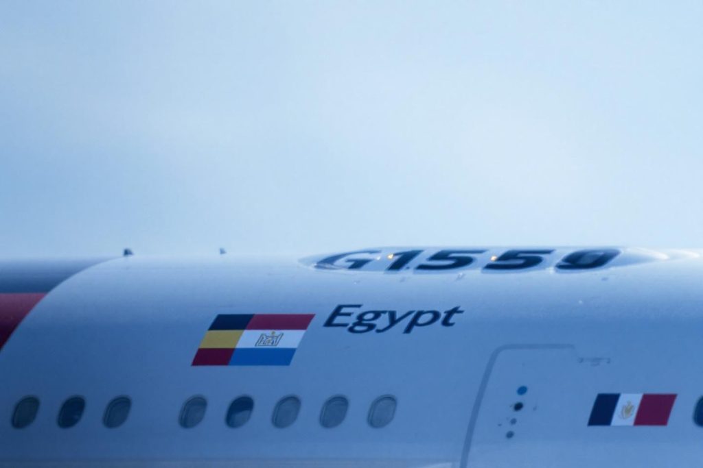 Détail du fuselage d'un avion Egypt Air avec le numéro G1550