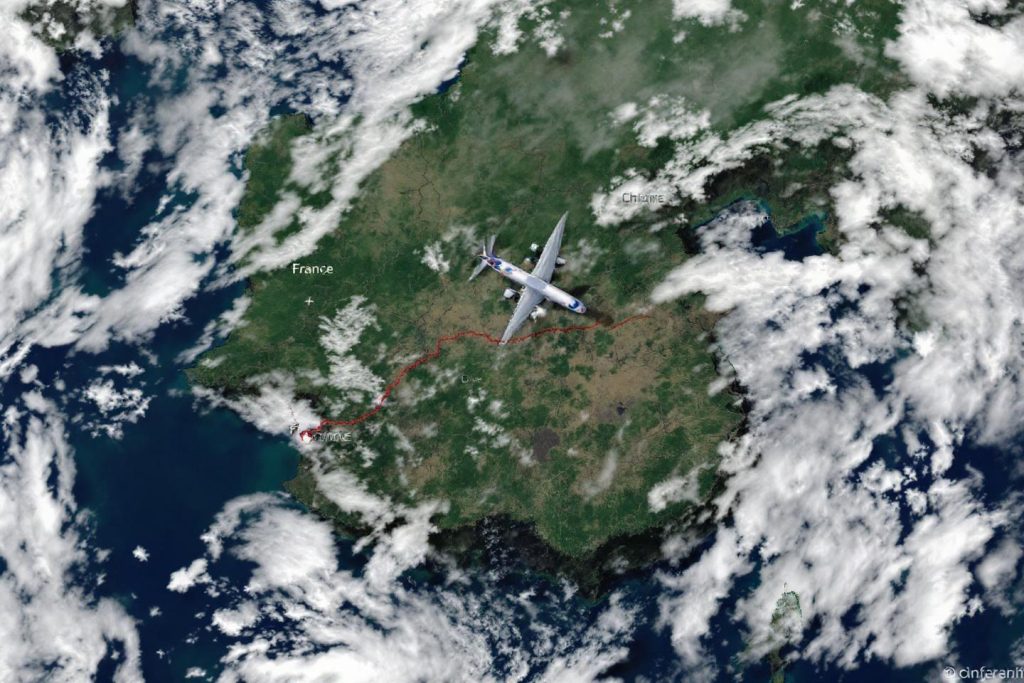 Vue satellite d'un avion volant au-dessus du territoire français