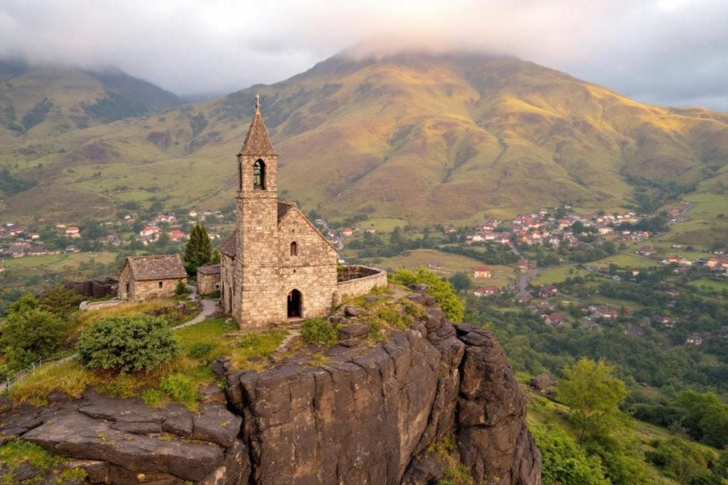 Accrochée à un piton volcanique en Auvergne, cette chapelle semble flotter au-dessus de la ville