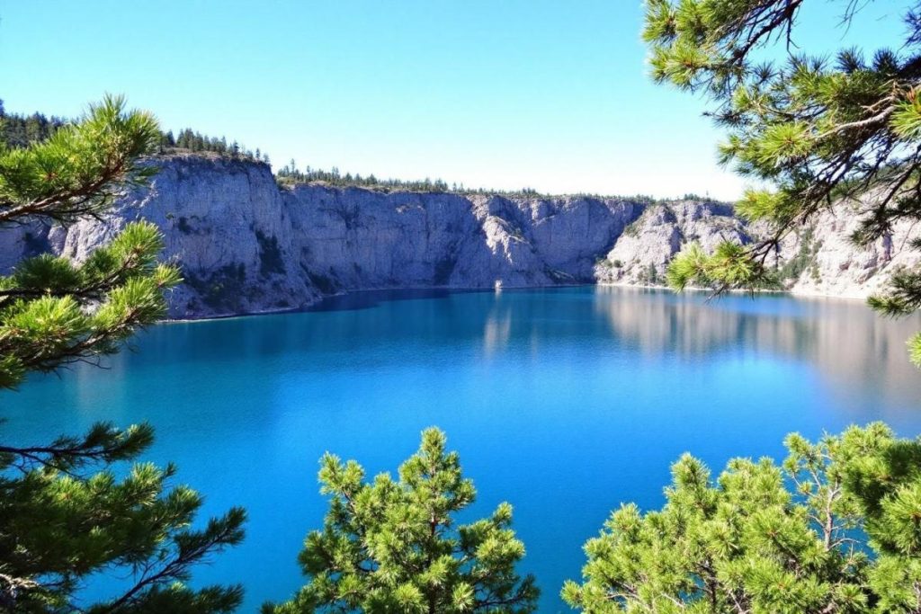 Entre falaises et eaux turquoise, ce site français est parfois comparé aux lacs canadiens