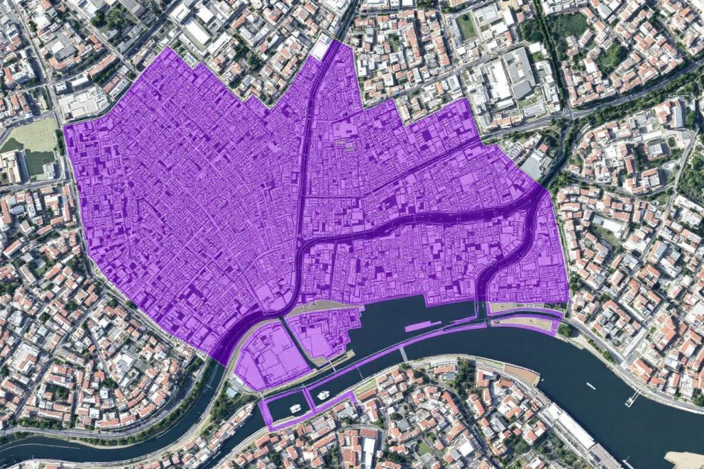 Vue aérienne d'un secteur urbain avec zones en violet