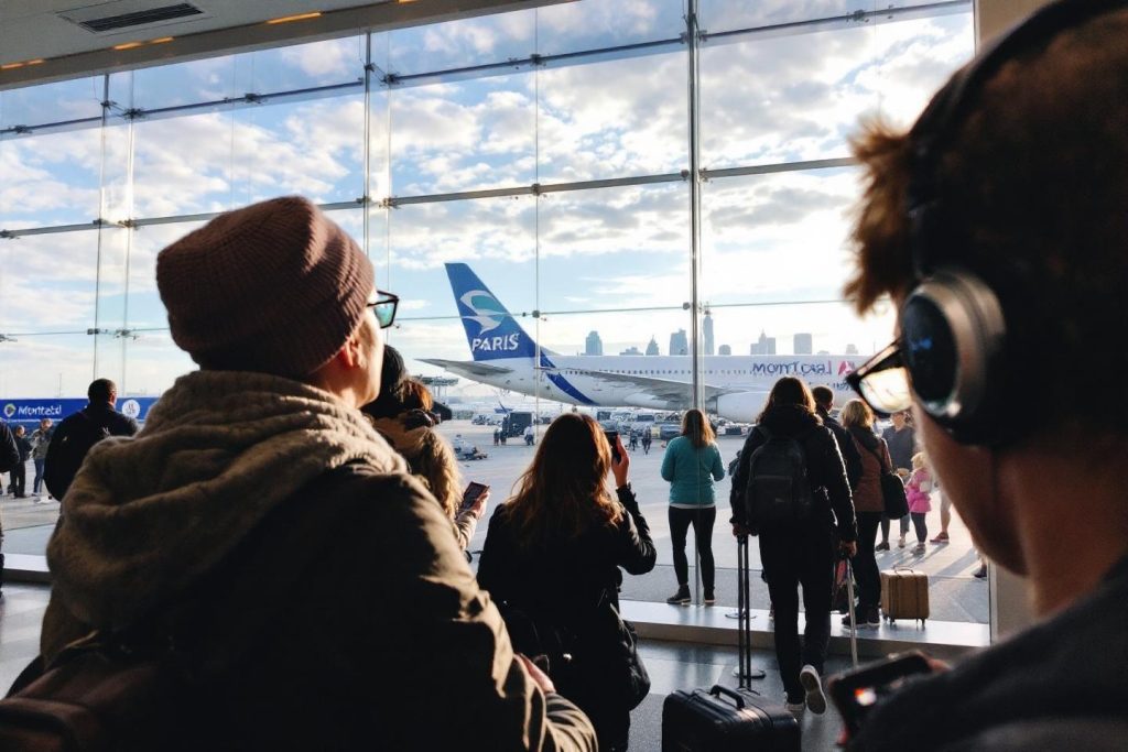 Voyageurs regardant un avion depuis la zone d'attente