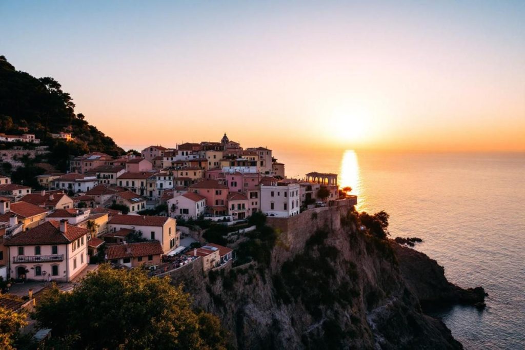 Perché au bord du vide, ce village semble figé entre terre et horizon
