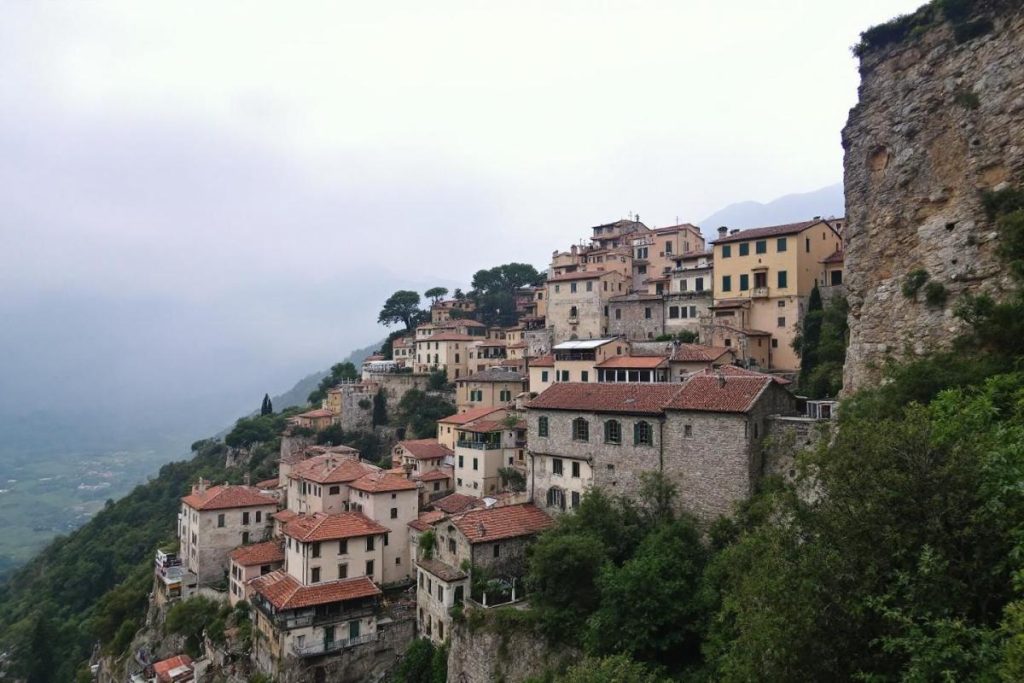 Accroché à la roche, ce village paraît hors du temps et du monde