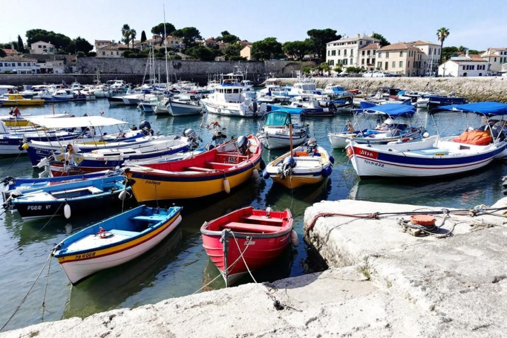 Moins touristique que Cassis, cette ville provençale séduit par son port authentique
