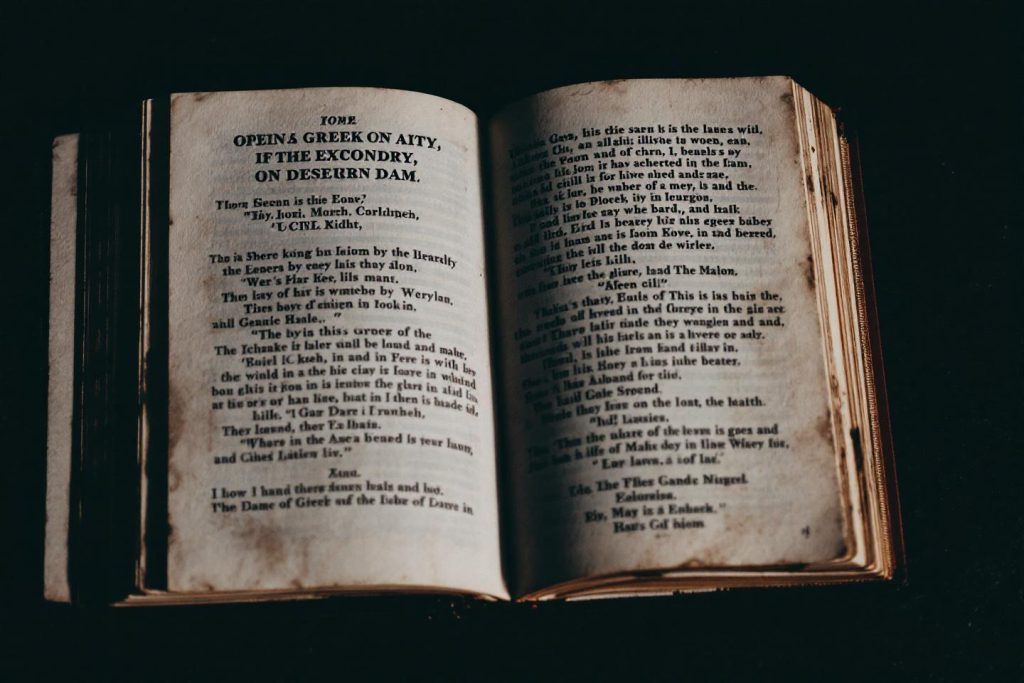 Pages jaunies d'un livre ancien avec texte en latin