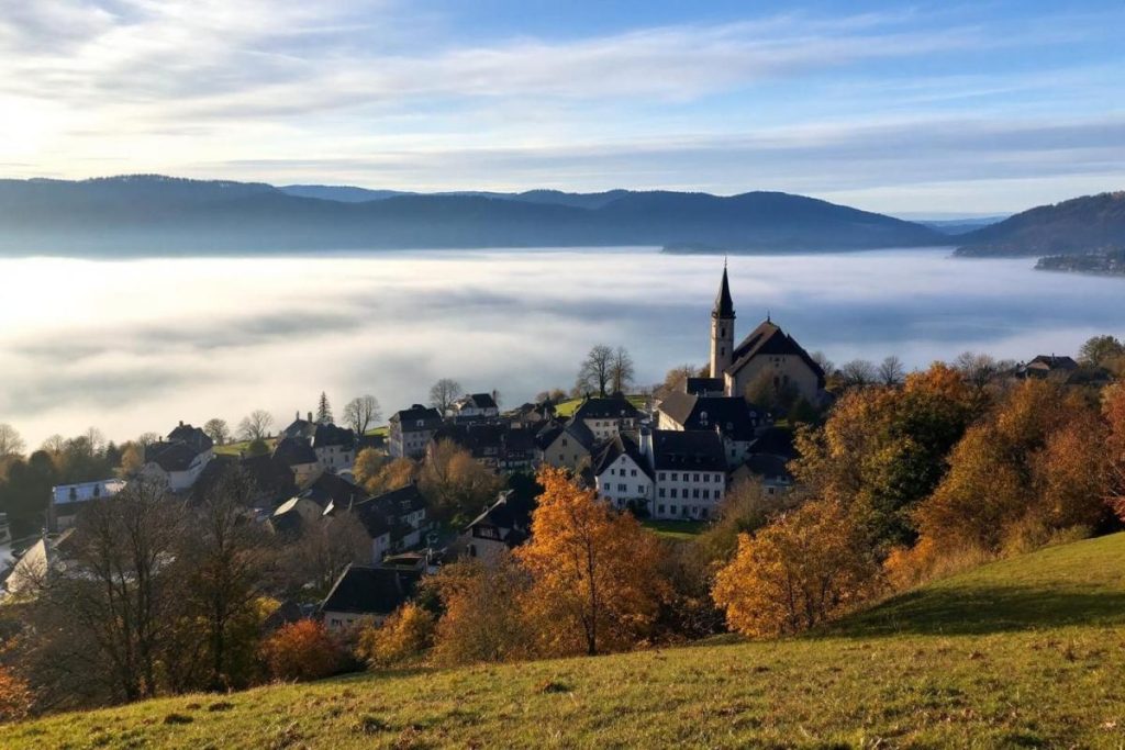 Ce bourg du Jura est méconnu… et pourtant il évoque les grands lacs américains !