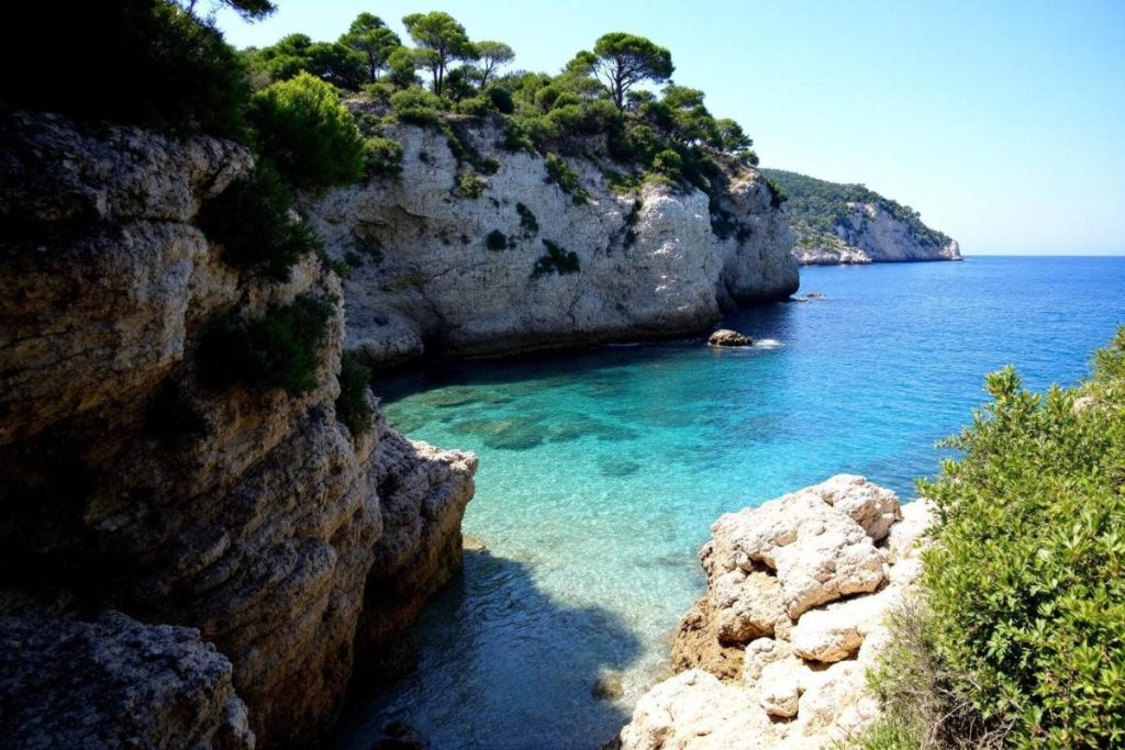 Inutile d’aller à Cassis : ces criques françaises sont tout aussi sublimes et bien plus discrètes