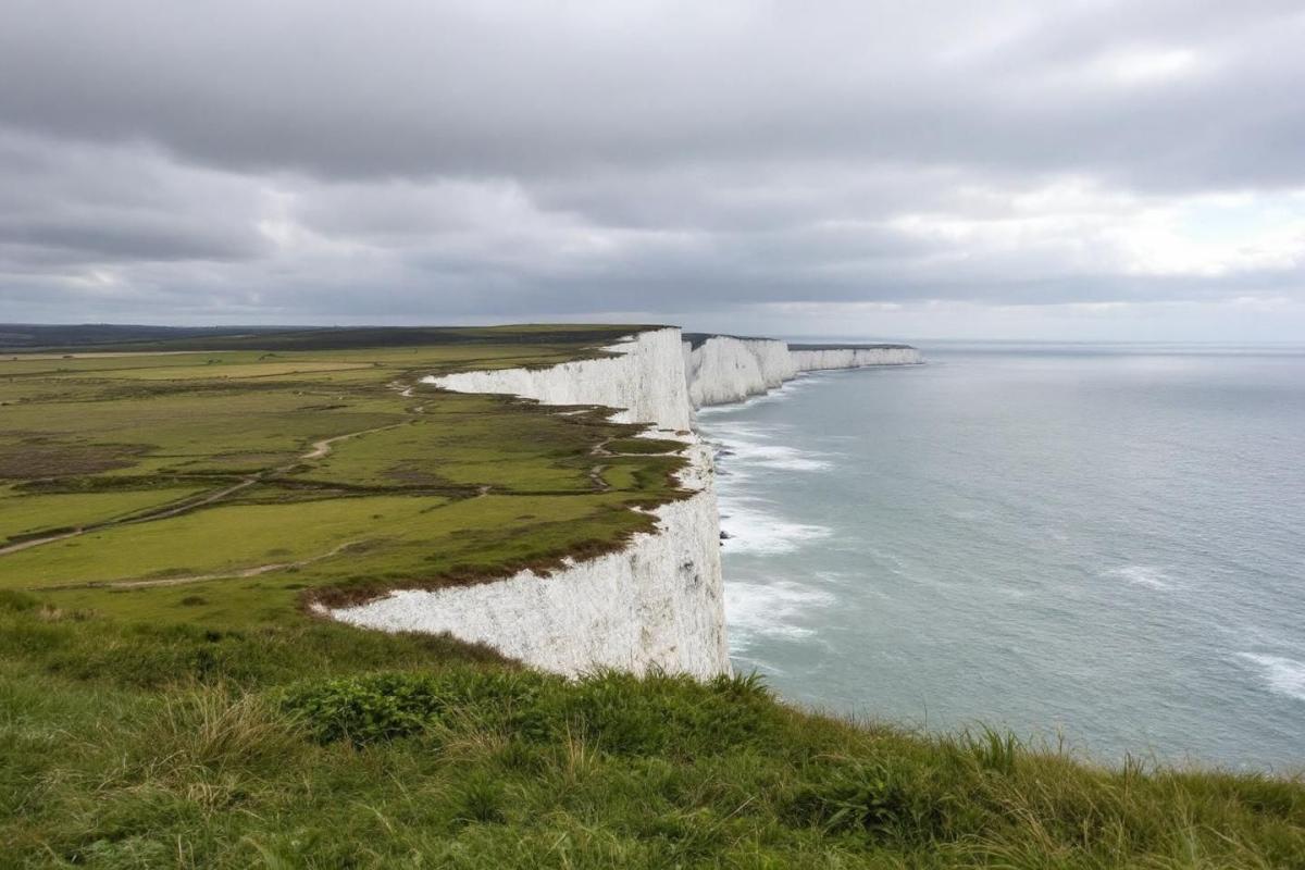 Oubliez Étretat : ces falaises normandes tout aussi spectaculaires restent à l’écart des foules