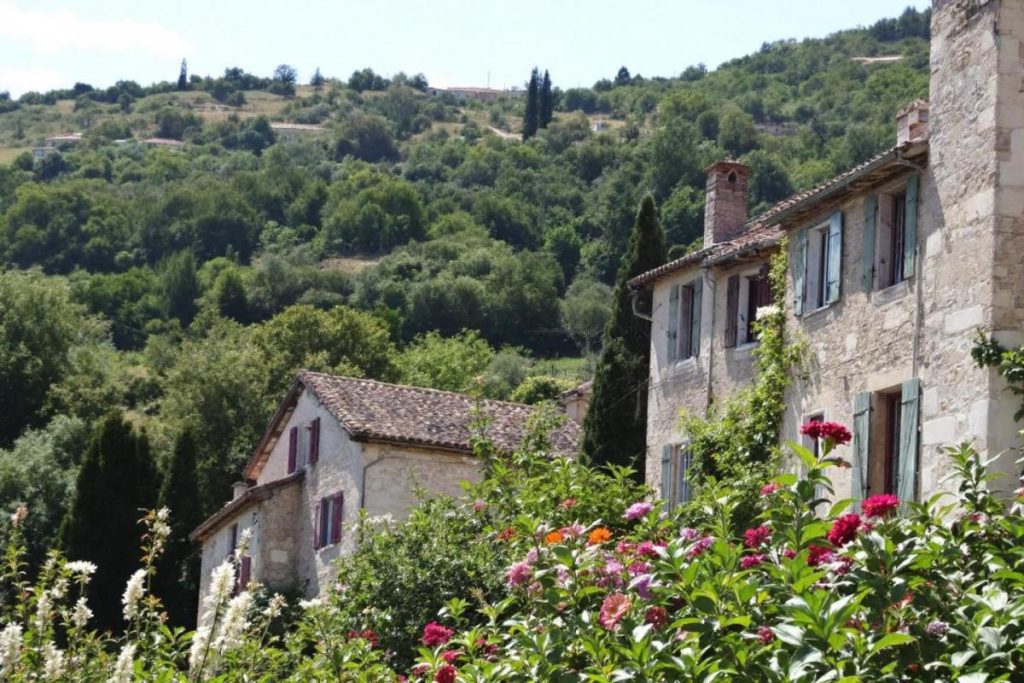 Ils l’appellent la petite Toscane : ce joyau du Luberon à 1h d’Avignon va vous émerveiller