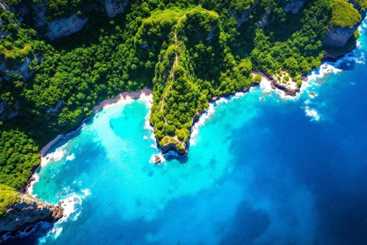 Cette île française donne des airs de Bali avec sa végétation et ses falaises