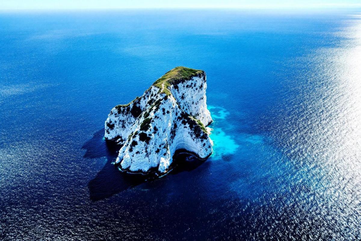 Cette île française rappelle les Cyclades par son décor minéral et ses criques