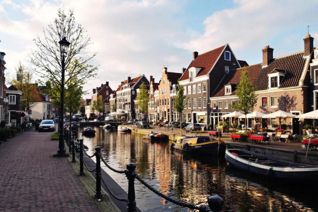 Ils l’appellent la petite Amsterdam : ce trésor des Flandres à 30 minutes de Lille va vous charmer