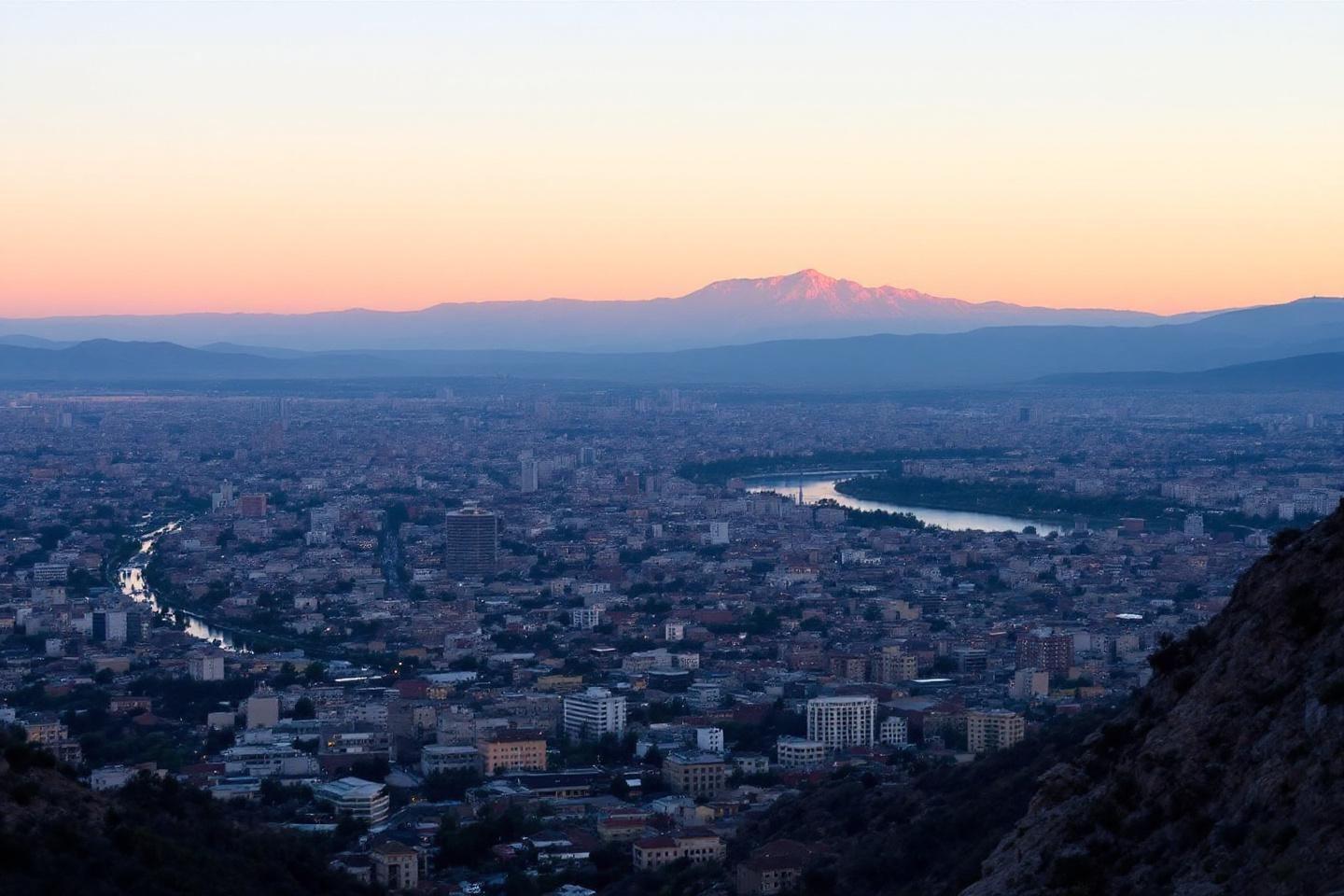 Panorama urbain avec montagne au coucher du soleil