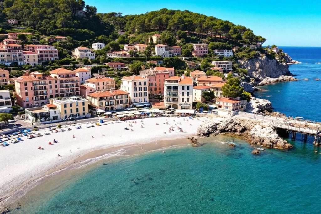 Moins fréquentée que Nice, cette ville de la Côte d’Azur est idéale pour des vacances ensoleillées loin de la foule