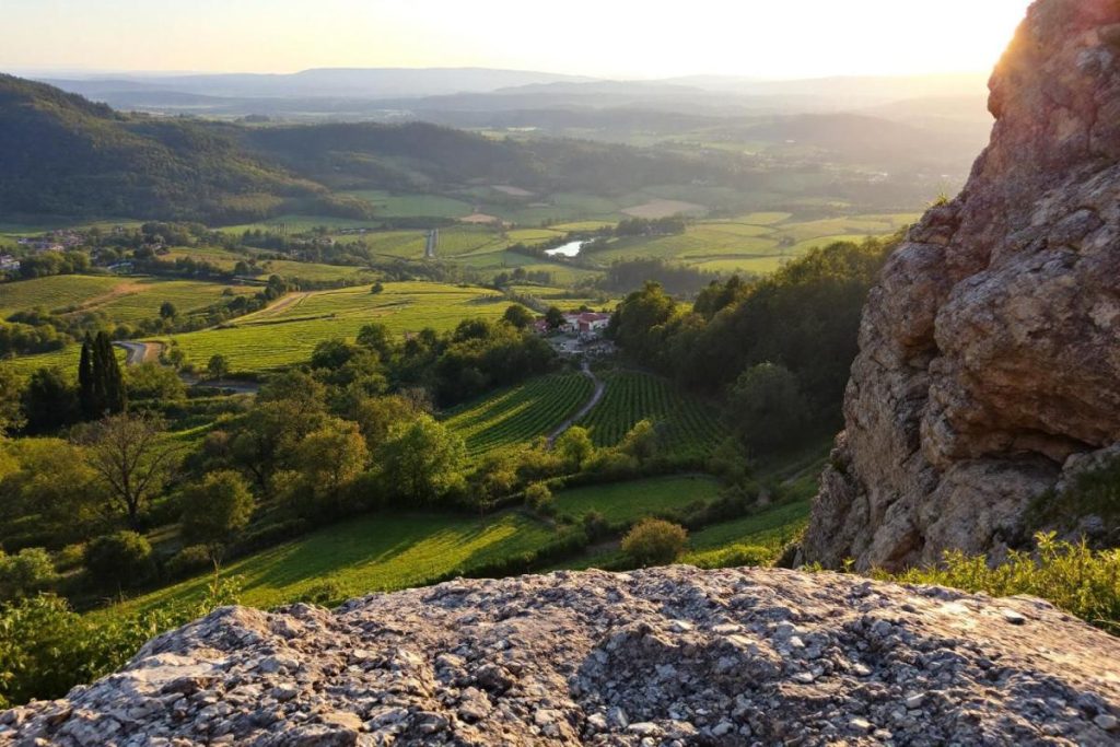 Dominant la vallée en Bourgogne, ce belvédère naturel donne l’impression de marcher au bord du vide