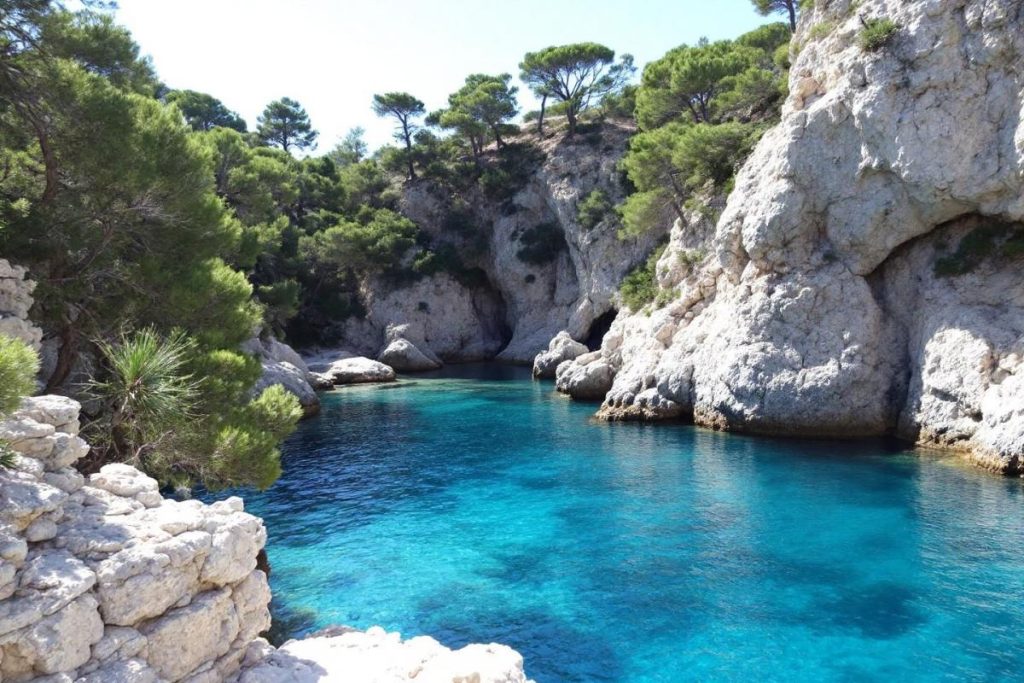 Moins médiatisée que Marseille, cette calanque secrète est idéale pour des vacances entre criques et soleil