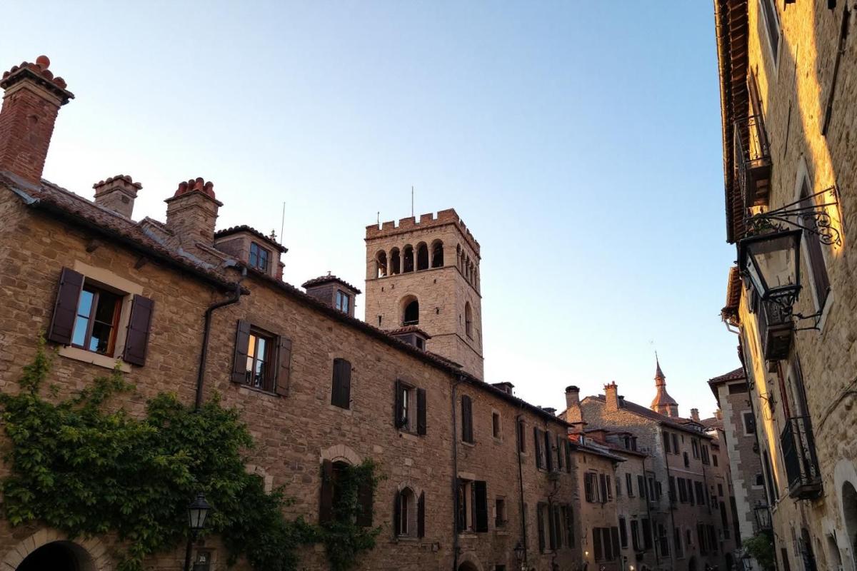 Cette cité de caractère du Lot est plus spectaculaire que Figeac et reste largement méconnue