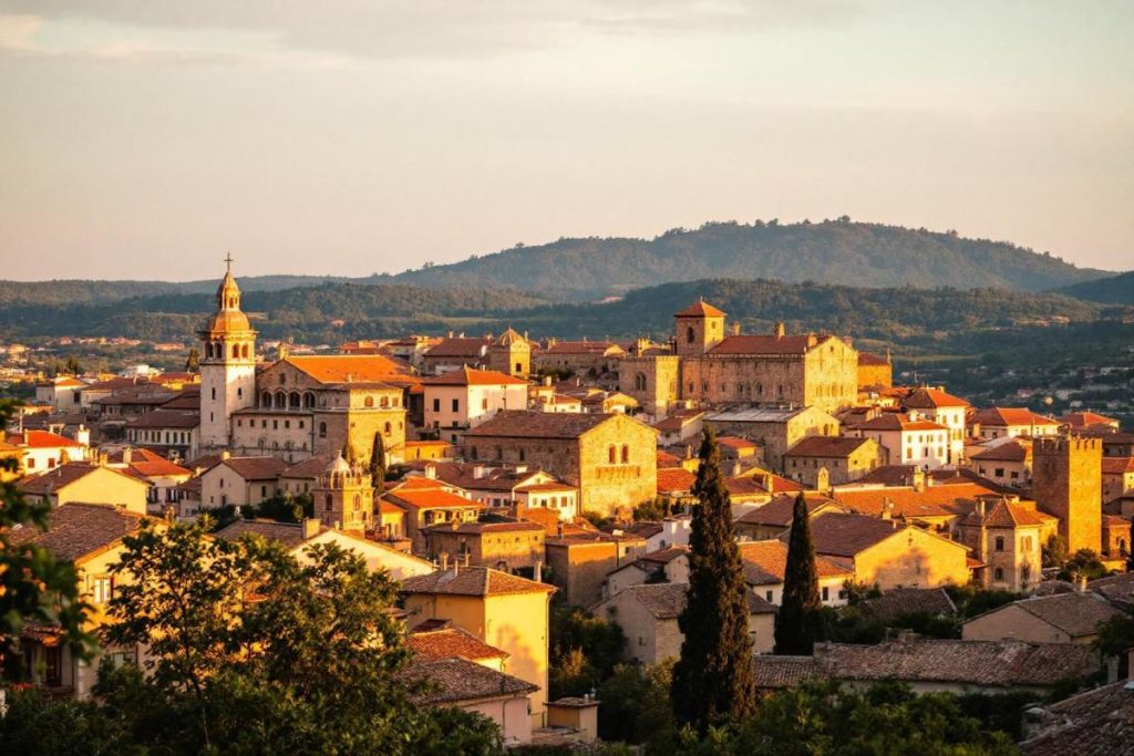Cette cité perchée du Lot-et-Garonne est plus impressionnante que Monflanquin et presque personne n’en parle