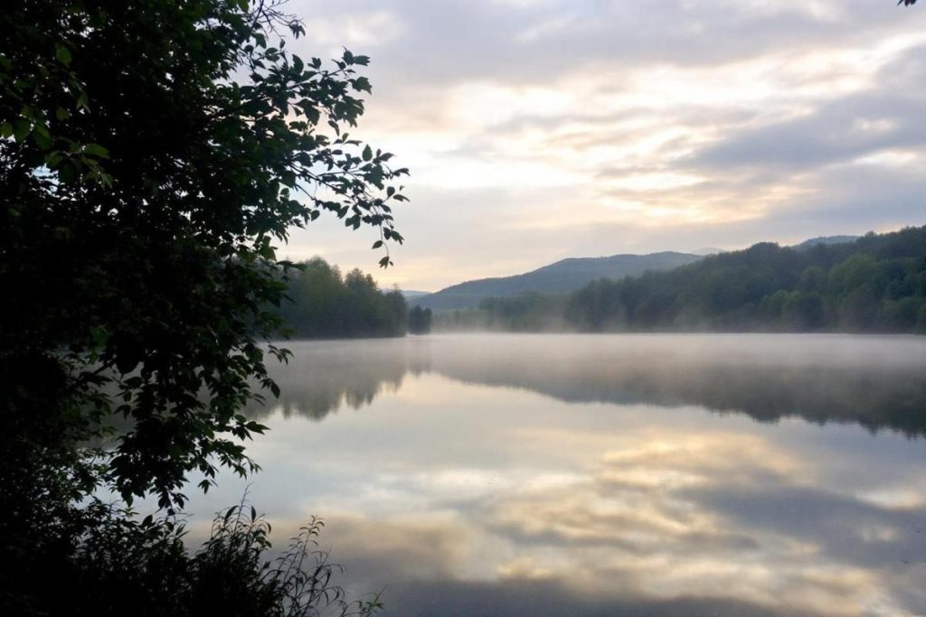 Oubliez Annecy : ces lacs français offrent la même carte postale, en silence