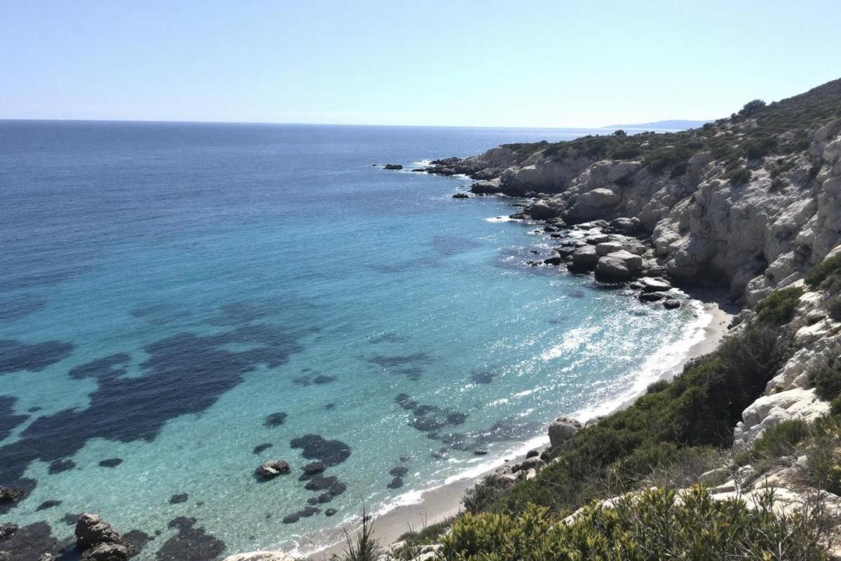 Moins connue que Bonifacio, cette plage corse est parfaite pour des vacances sauvages aux eaux turquoise