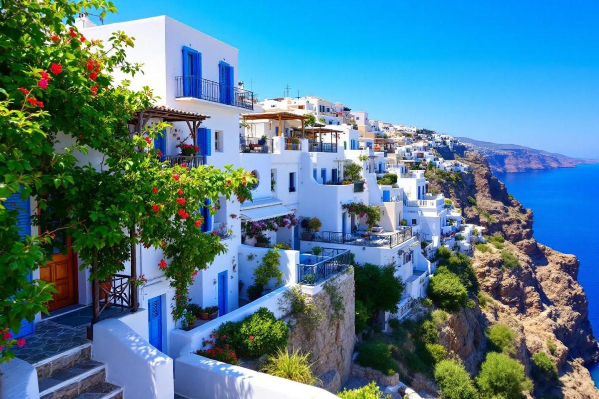 Ce village blanc surplombant la mer pourrait bien être la grande tendance voyage de 2026