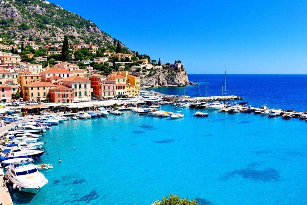 Moins médiatisée que Nice, cette ville azuréenne charme par son vieux port pittoresque