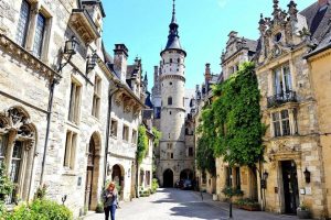 Moins médiatisée que Tours, cette ville ligérienne séduit par son patrimoine Renaissance unique