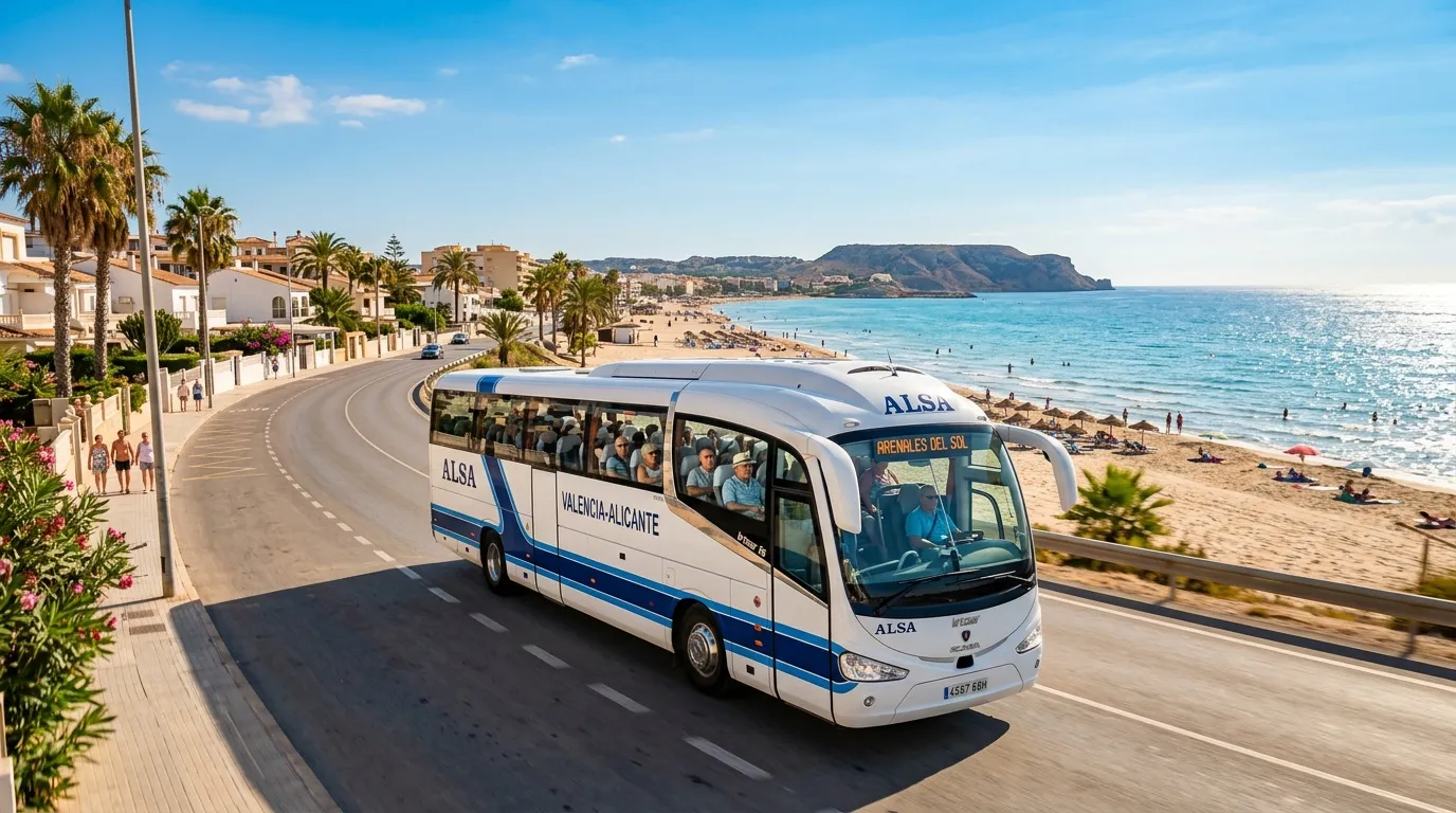Bus ALSA blanc et bleu circulant sur route côtière avec plage turquoise