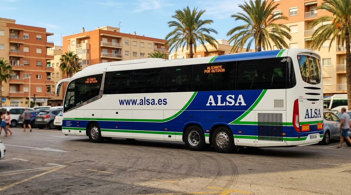 Autocar blanc et bleu ALSA stationné devant immeubles résidentiels